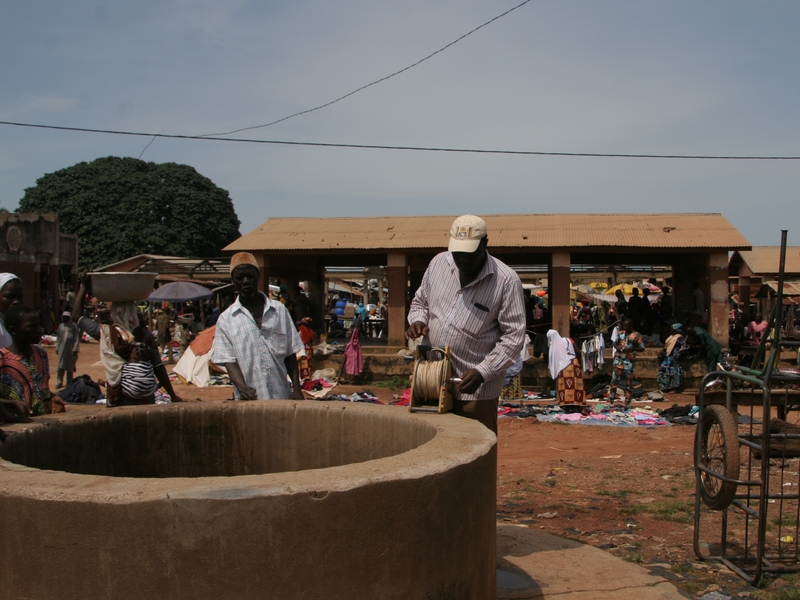 <p>Mesure du niveau des nappes dans un puits villageois (Kolokonde, Bénin)</p>
