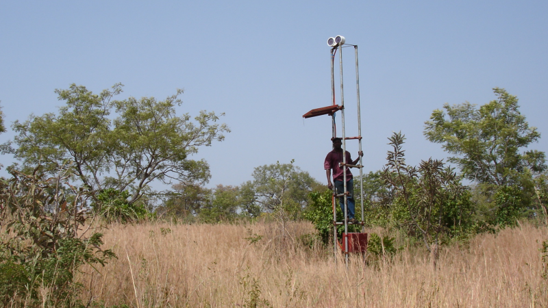 <p>Scintillomètre BLS900 (Scintec) sur savane arborée à Nalohou (Bénin)</p>