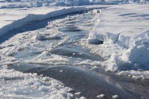 Révélation des secrets électrisants de la neige et de la glace polaires : un changement de paradigme en chimie atmosphérique ?