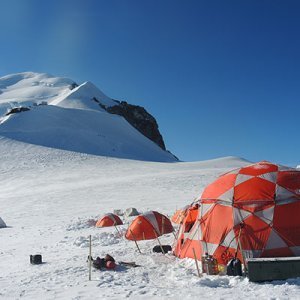 L'évolution paradoxale des glaciers de très haute altitude dans le massif du Mont-Blanc