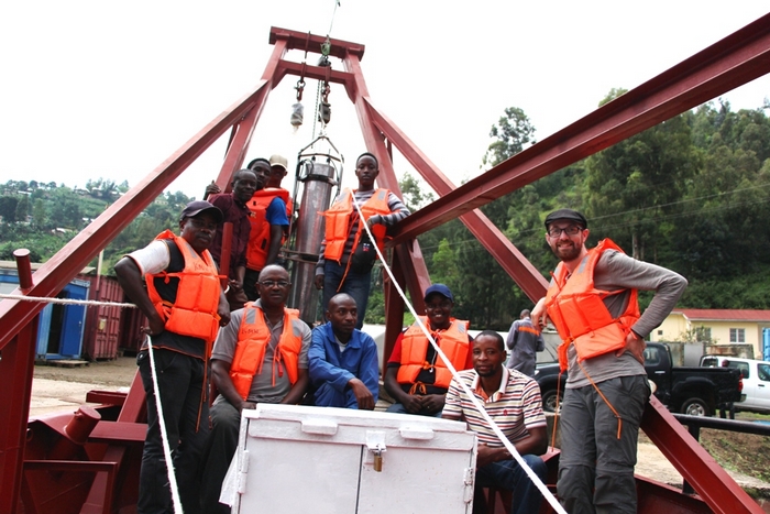 <p>R. Grilli with the crew members and the SUBOCEAN probe (on the back) (Photo of R. Grilli)</p>