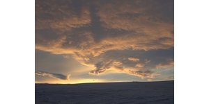 En Antarctique, le vent sublime les flocons de neige.