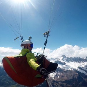 En parapente, vélo et rando, Nicolas Plain a traversé les Alpes en 8 jours pour rendre compte du dérèglement climatique